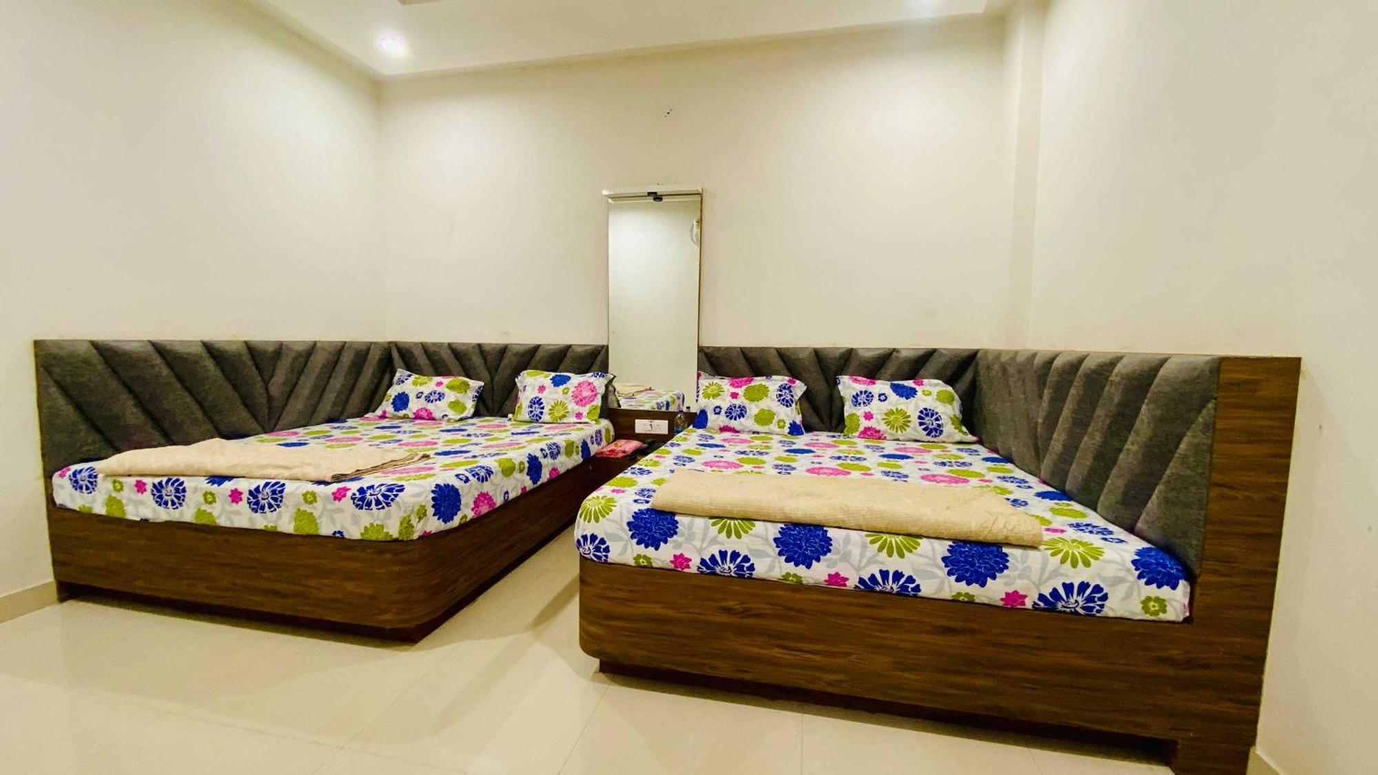 Hotel Gayatri Palace Godarpura Exterior photo