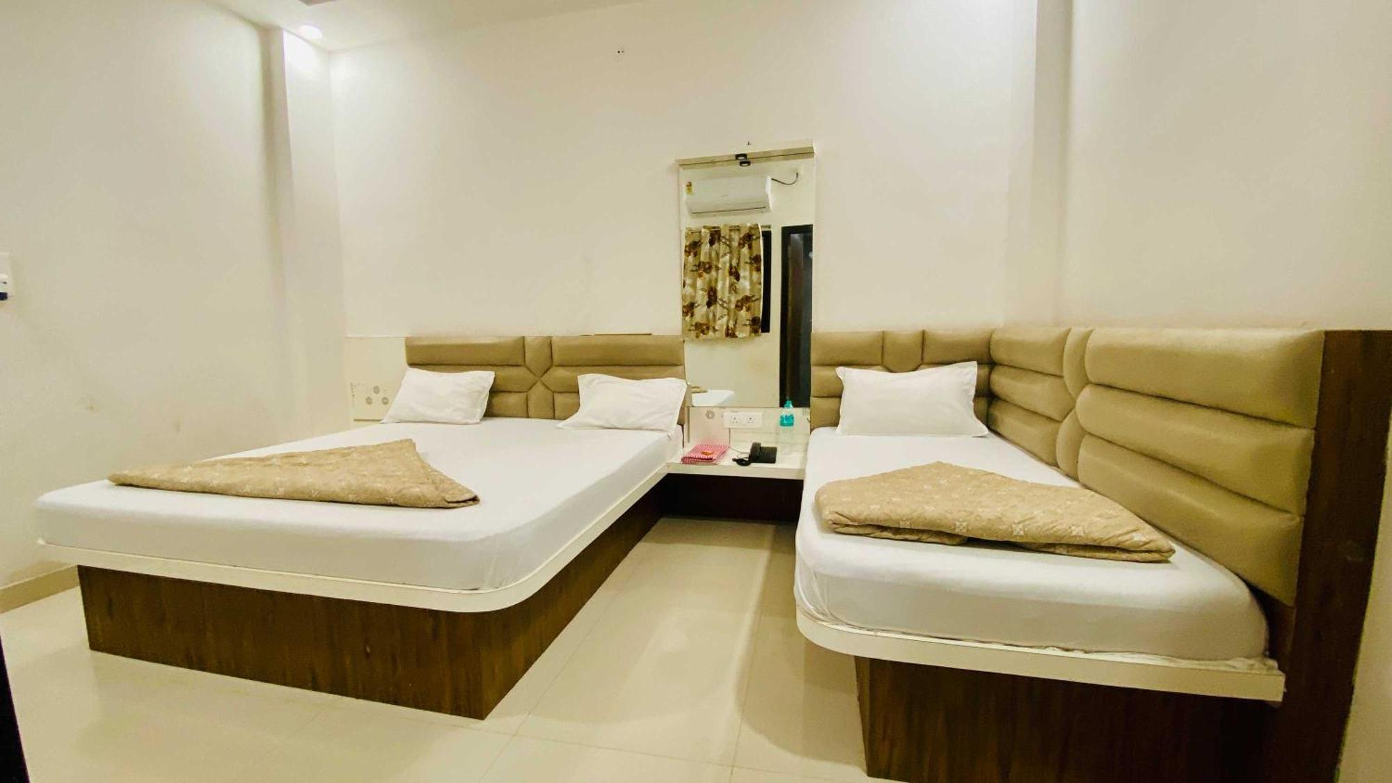Hotel Gayatri Palace Godarpura Exterior photo