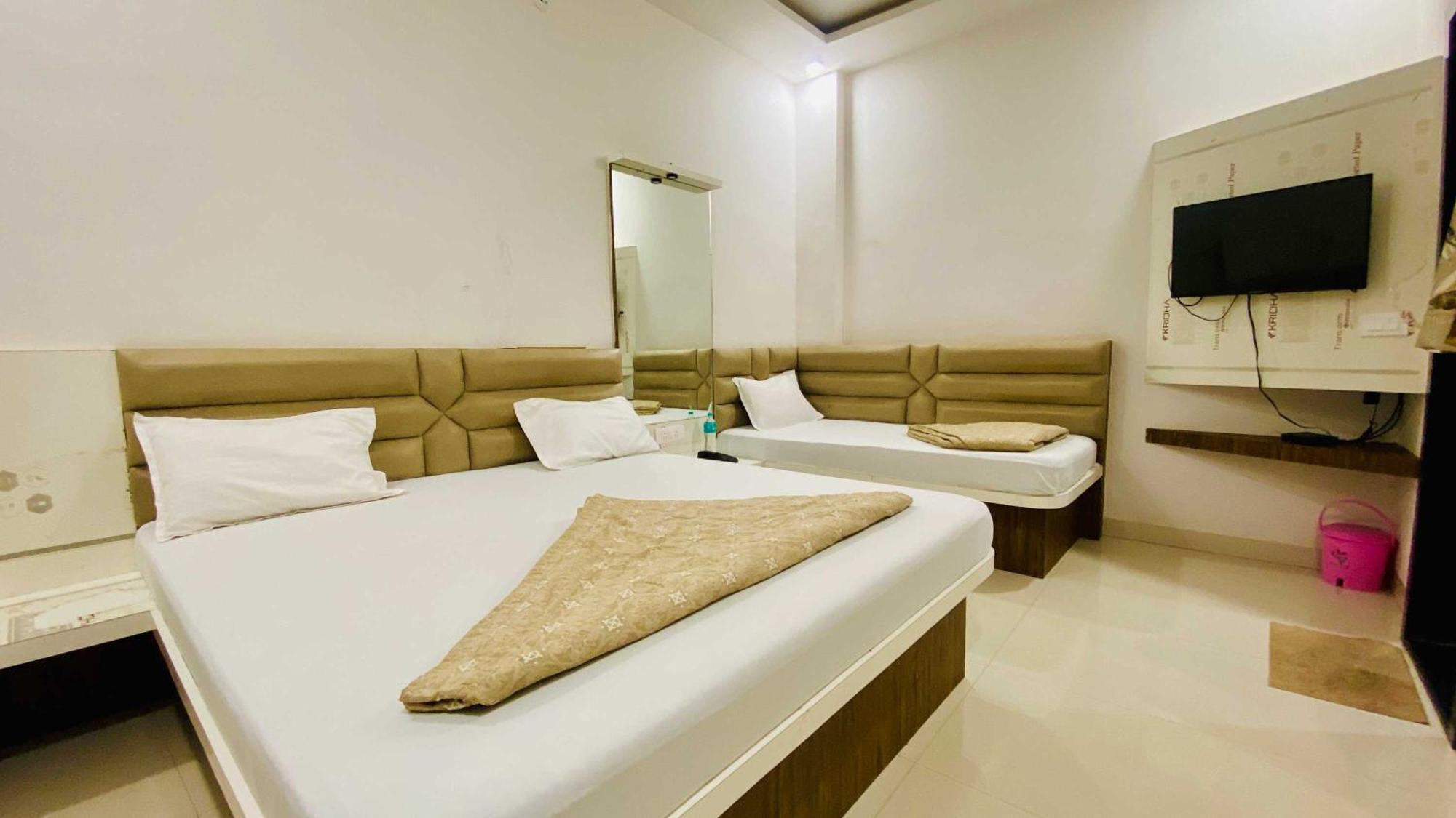Hotel Gayatri Palace Godarpura Exterior photo