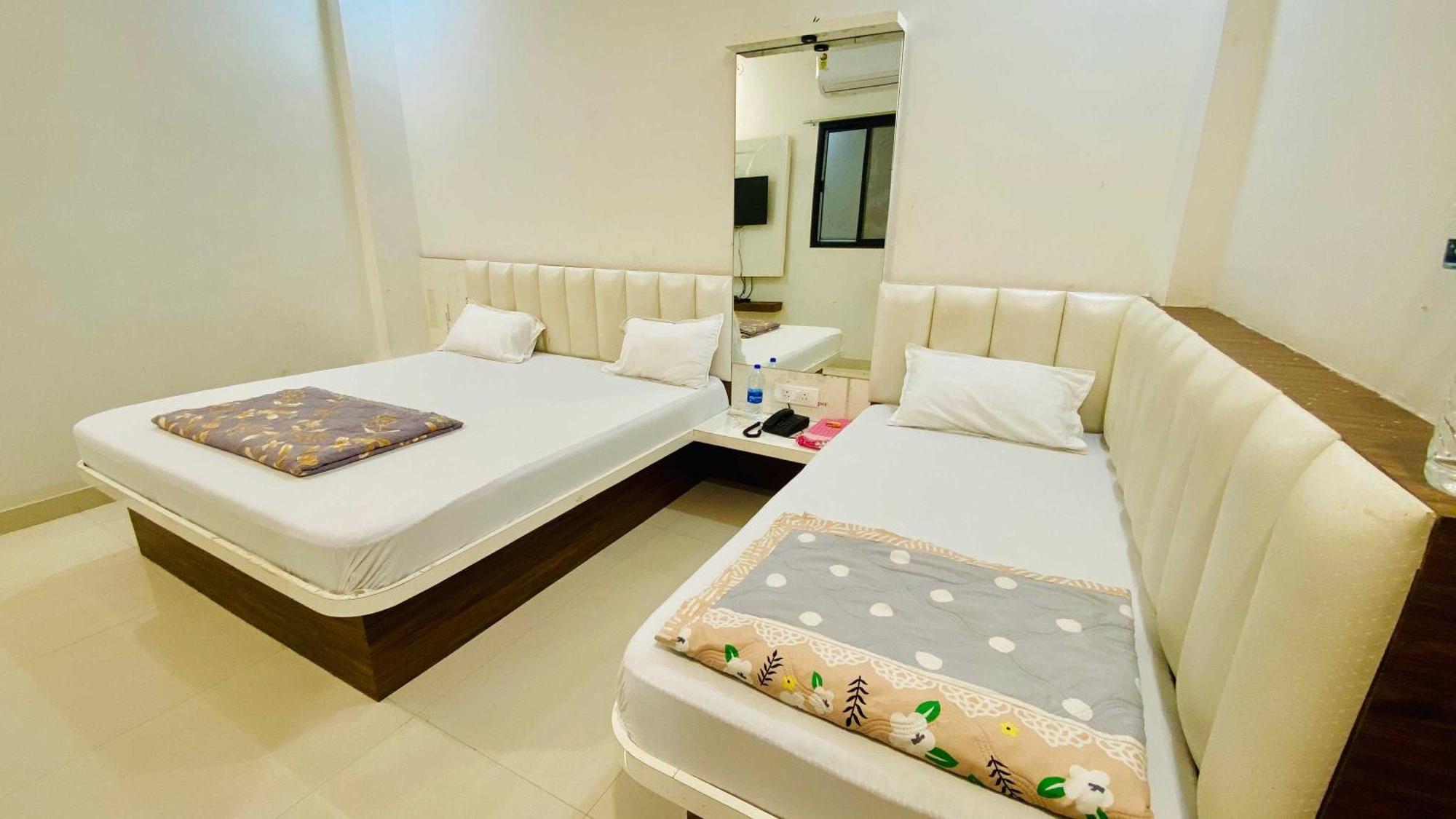 Hotel Gayatri Palace Godarpura Exterior photo