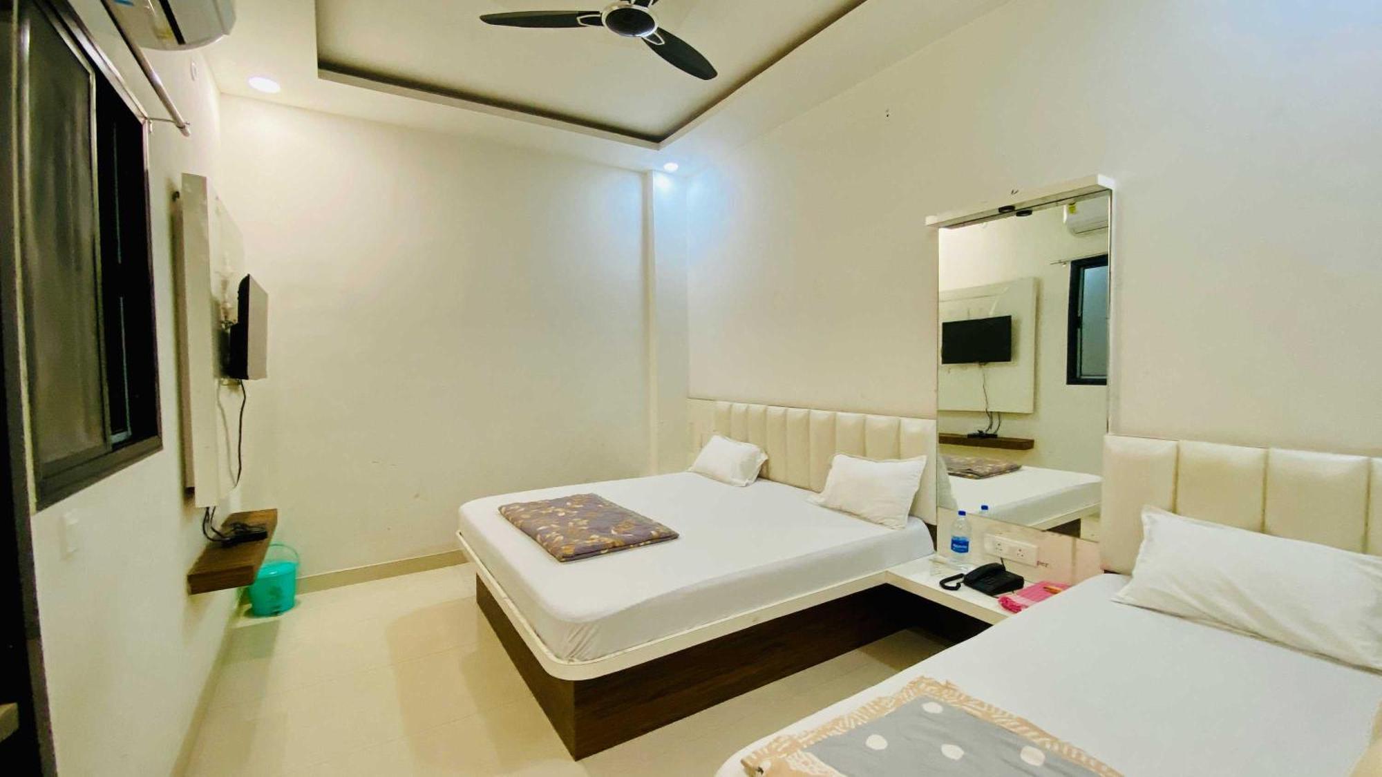 Hotel Gayatri Palace Godarpura Exterior photo